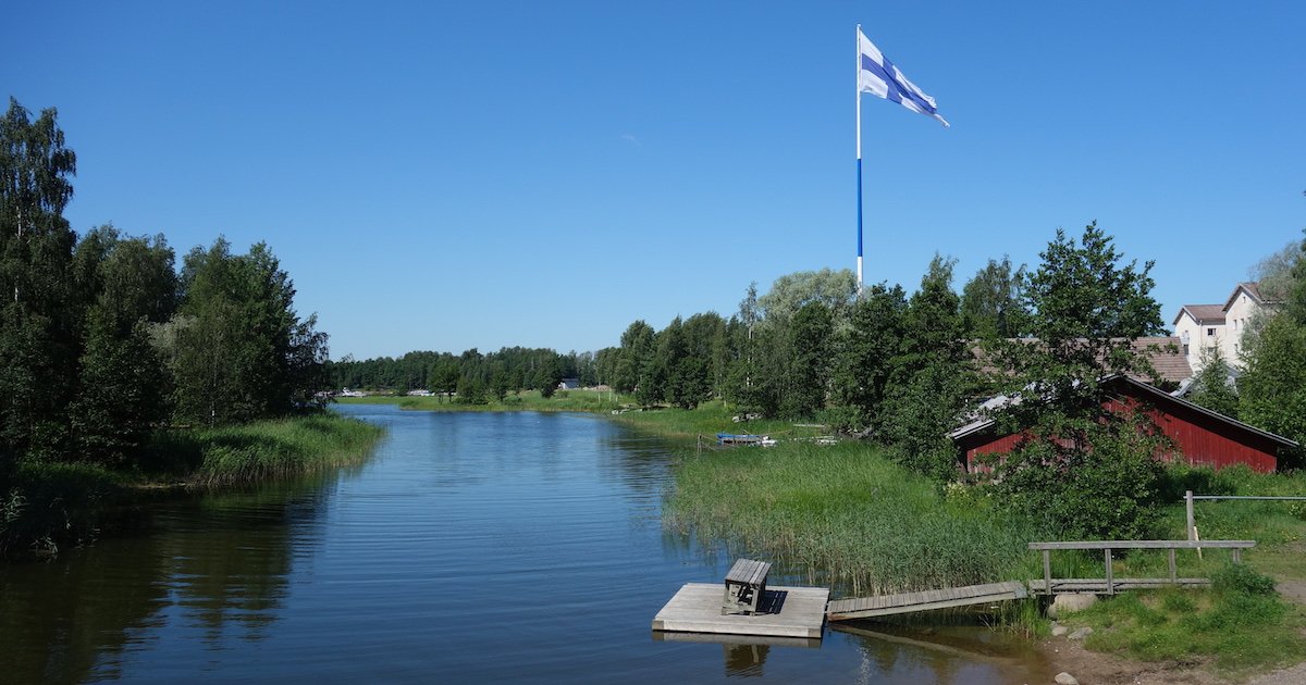 フィンランドの旗と川の夏の景色
