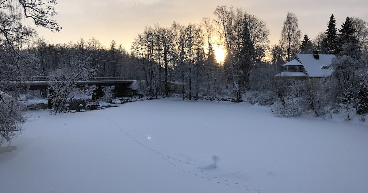 フィンランドの誰もいない凍っている川の冬の景色